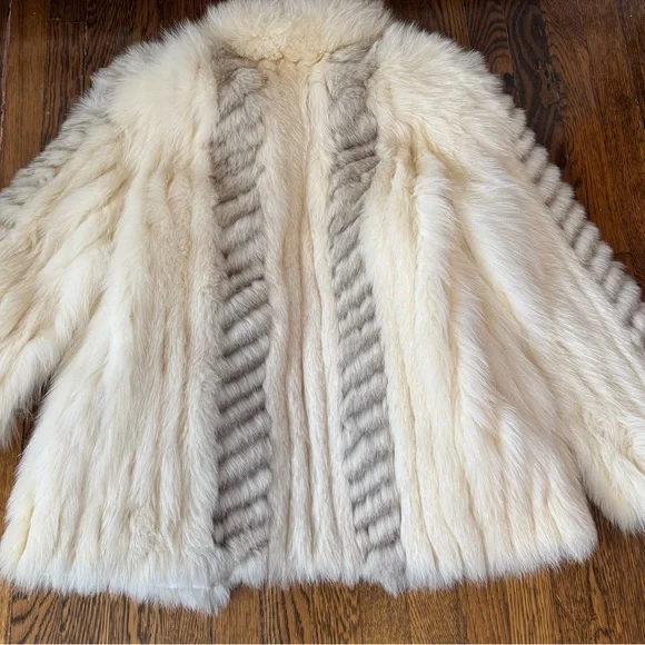Elegant White silver blue white Fox Fur Coat - Picture 16 of 16